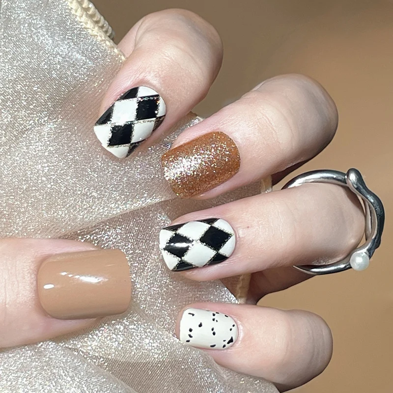 Dekoratives Press-On Nagelset mit künstlerischen Mustern Karnz