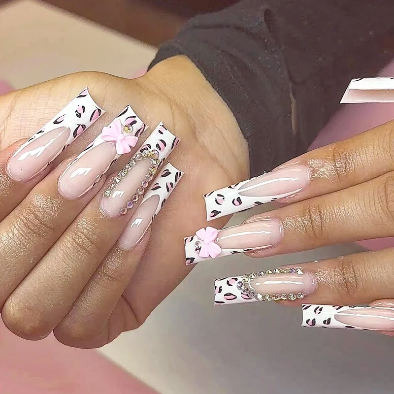 Dekorative Lange Stiletto Nageldesigns Karnz