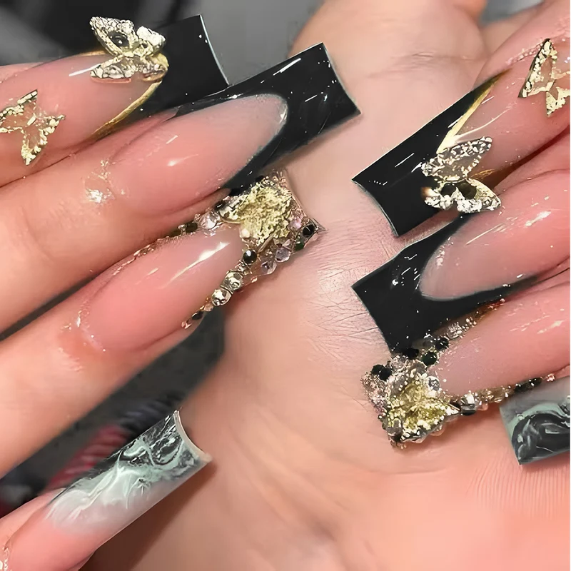 Dekorative Lange Press-On-Nagelset mit Schmuckakzenten Karnz