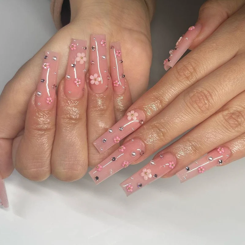 Dekoratives Langes Press-On-Nagelset mit Floralen Akzenten Karnz