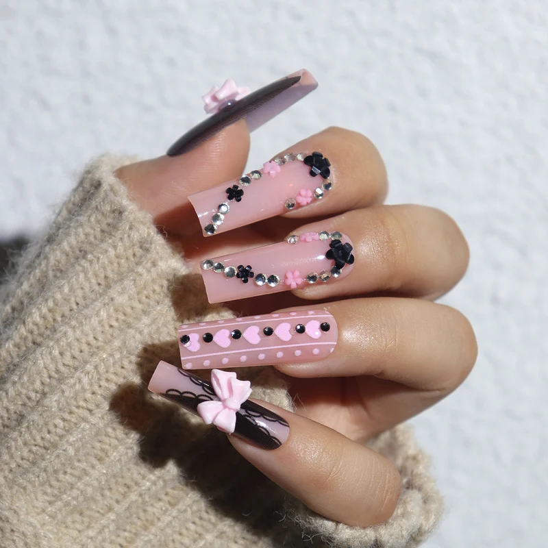 Dekorative Lange Acrylnagelverlängerungen mit Floralen Akzenten Karnz