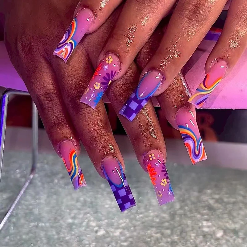 Dekoratives Langes Acrylnageldesign Karnz