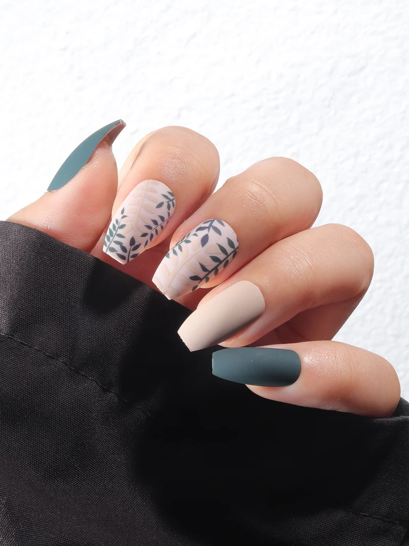 Dekorative Blattmuster Press-On Nagelset Karnz