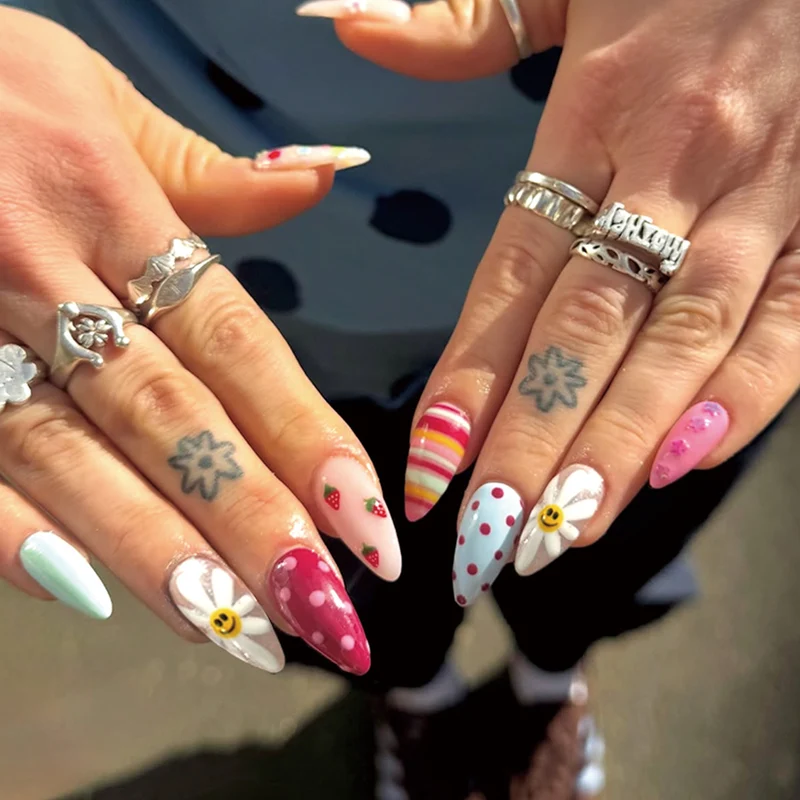 Kreatives thematisches Press-On Nagelkunst-Set Karnz