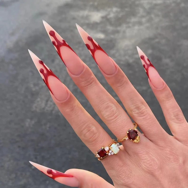 Blut-Tropfen Stiletto Press-On Nägel Karnz
