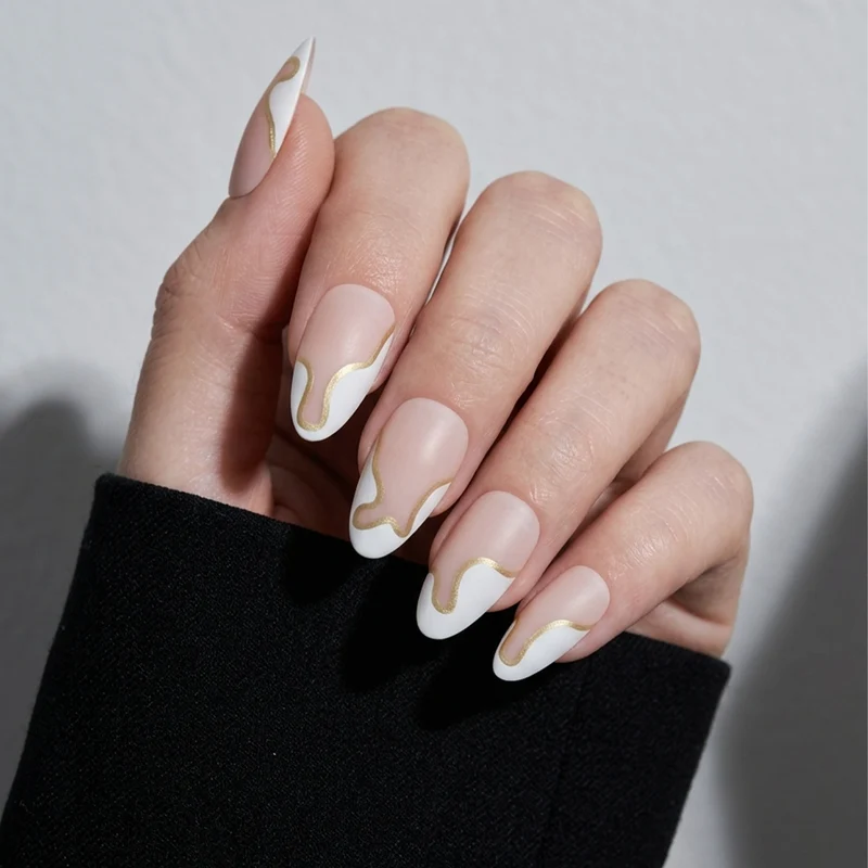 Künstlerische Stiletto Press-On Nägel mit goldenen Akzenten Karnz