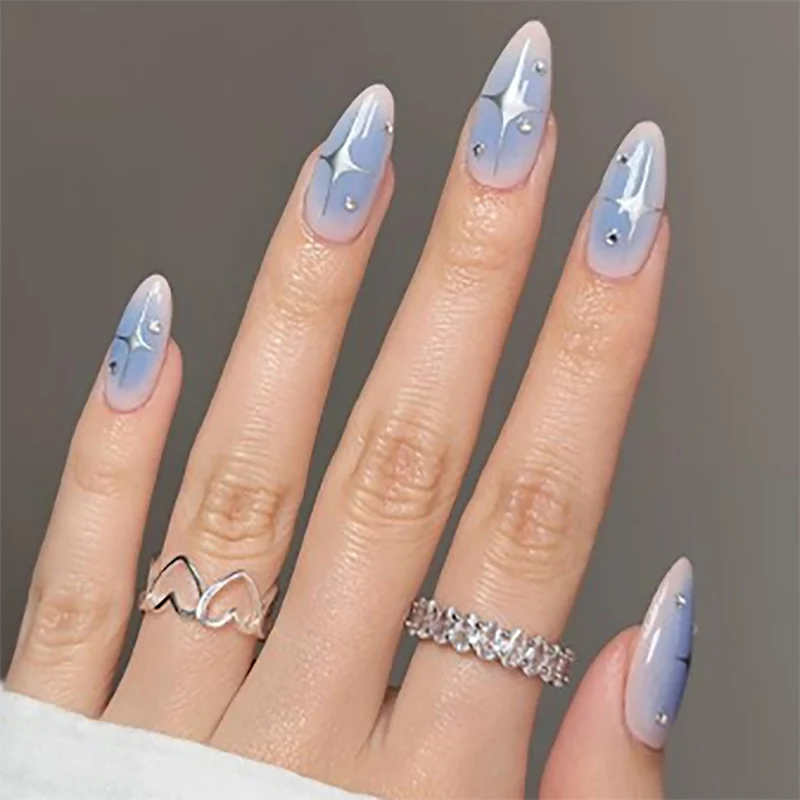 Künstlerische Stiletto Press-On Nägel mit glitzerndem blauen Design Karnz