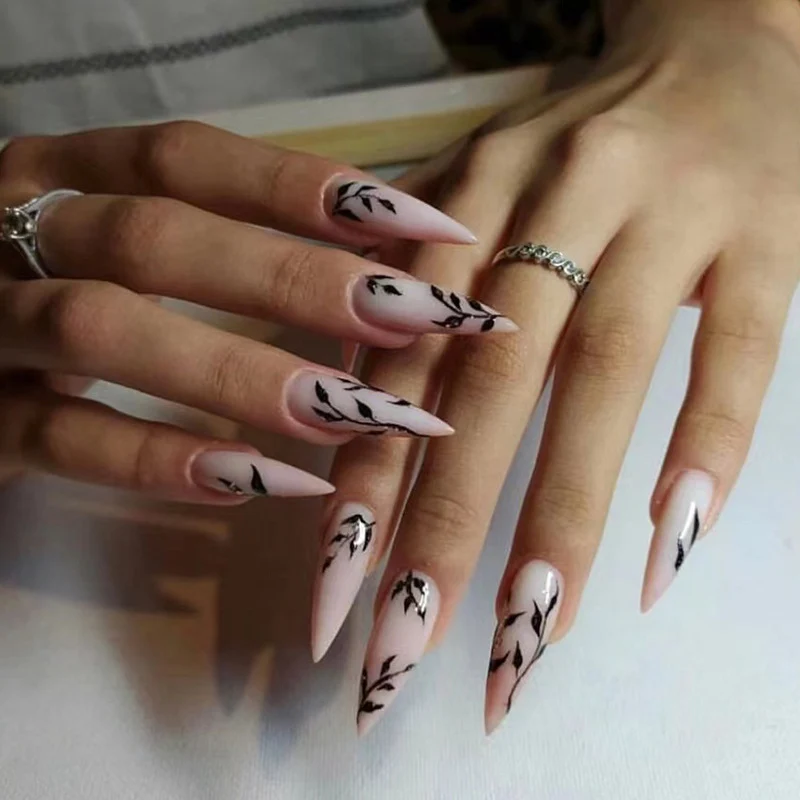 Künstlerisches Stiletto Press-On Nagelset mit Blumenmuster Karnz