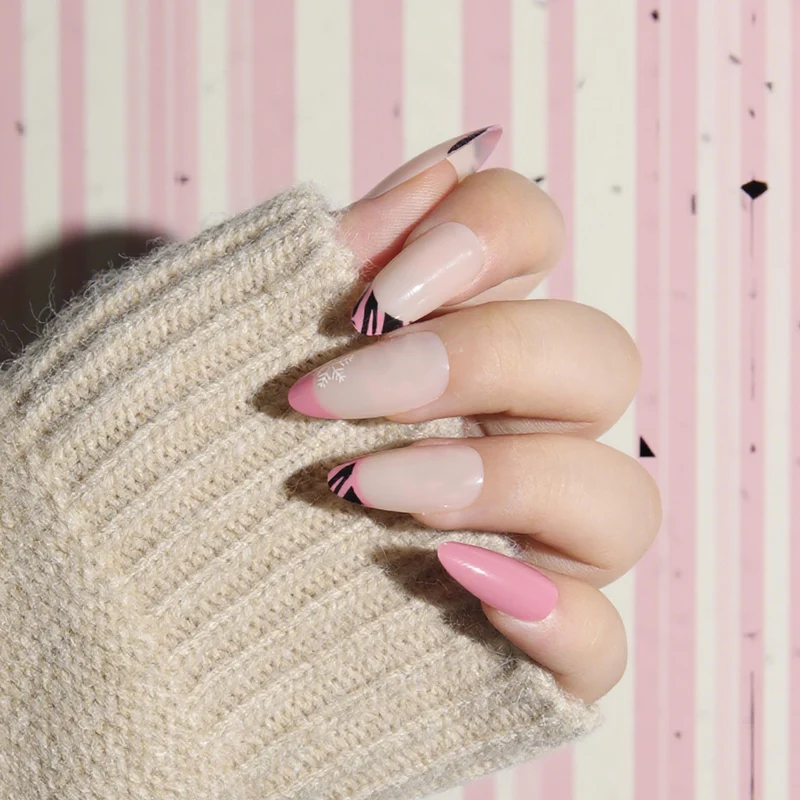 Künstlerisches Stiletto Press-On Nagelset mit elegantem Design Karnz