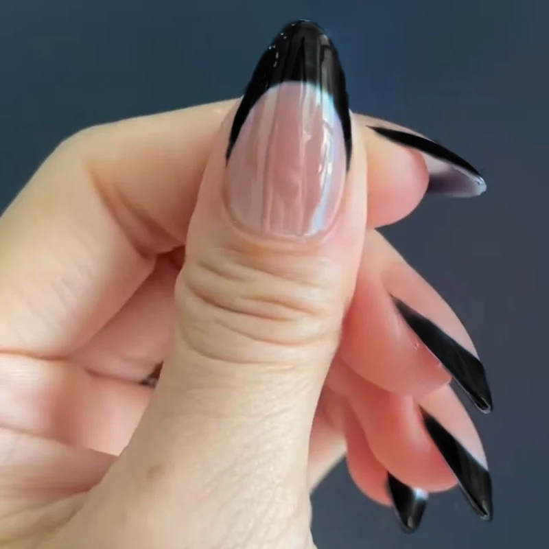 Künstlerisches Stiletto Press-On Nagelset mit schicken schwarzen French Tips Karnz