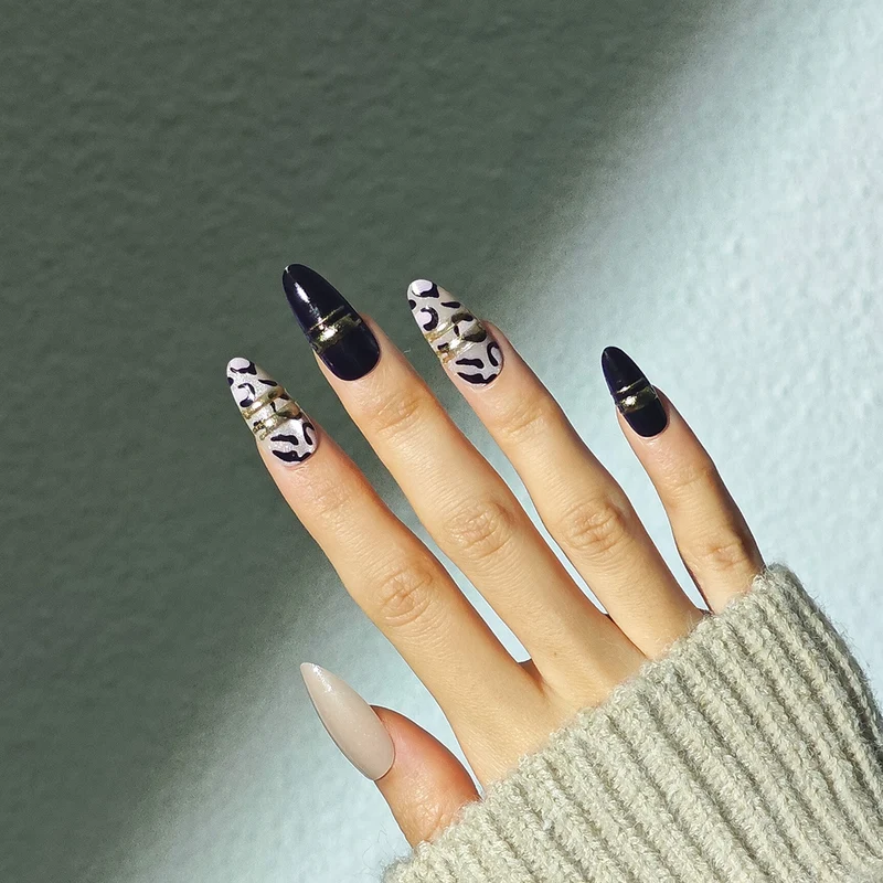 Künstlerisches Stiletto Press-On Nagelset Karnz