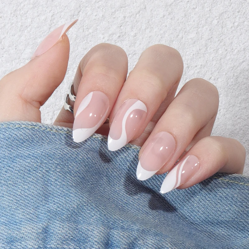 Künstlerisches Stiletto Press-On Nail Design Karnz