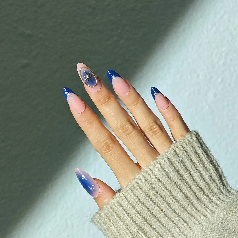 Künstlerisches Stiletto-Nagelset mit glitzerndem Akzent Karnz
