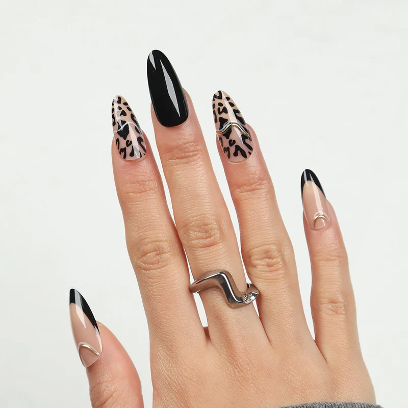 Künstlerische Stiletto-Nagelerweiterungen mit Animal-Print-Design Karnz