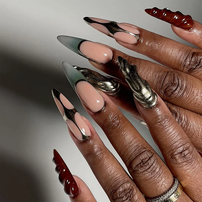 Kunstvolle Stiletto-Nägel mit Glitzer- und Metallic-Effekten Karnz