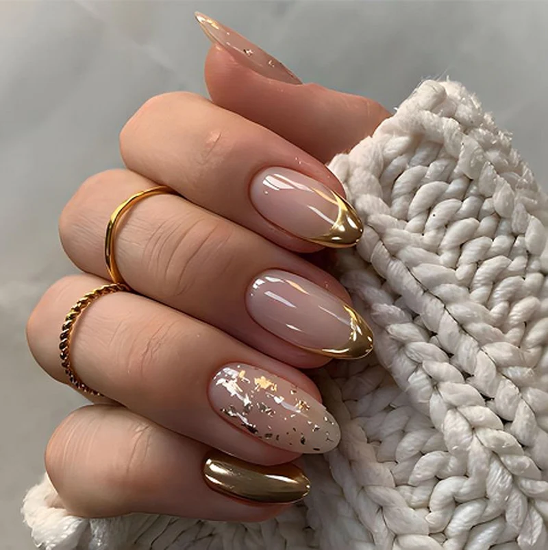 Kunstvolle Stiletto-Nägel mit Glitzer- und Goldakzenten Karnz