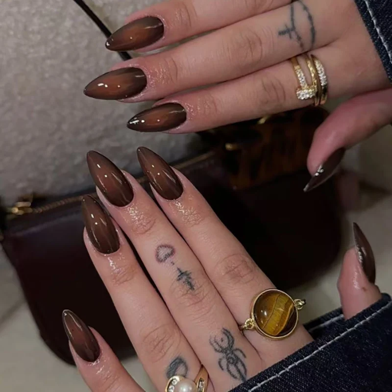 Kunstvolle Stiletto-Nägel mit glänzendem Finish Karnz