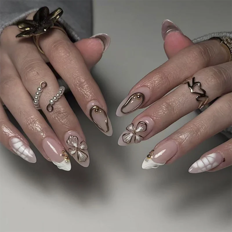 Kunstvolle Stiletto-Nägel mit floralem und schimmerndem Dekor Karnz