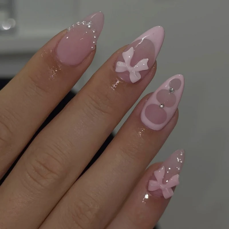 Kunstvolle Stiletto-Nägel mit filigranen Akzenten Karnz