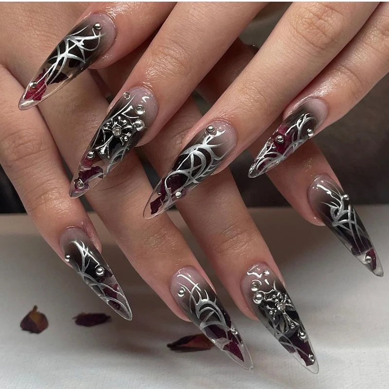 Kunstvolle Stiletto-Nägel mit eleganter Dekoration und modernen Akzenten Karnz