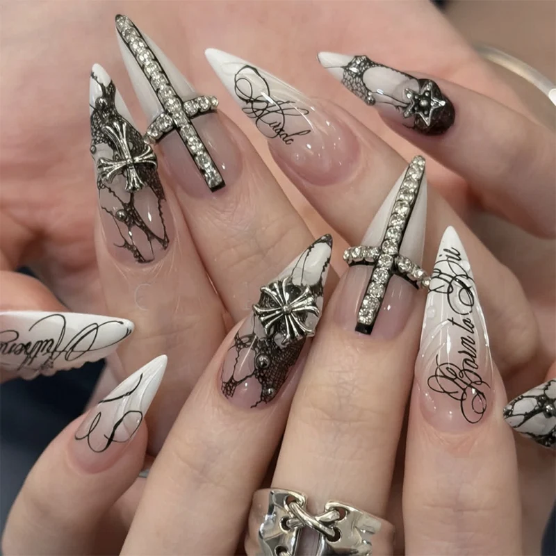 Kunstvolle Stiletto-Nägel mit eleganten Verzierungen Karnz