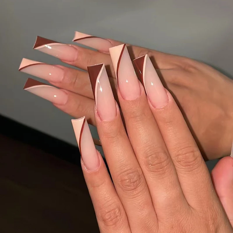 Kunstvolle Stiletto-Nägel mit eleganten Farbverlauf und geometrischen Akzenten Karnz