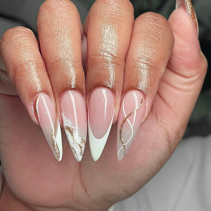 Kunstvolle Stiletto-Nägel mit elegantem Marmor- und Glitzer-Design Karnz