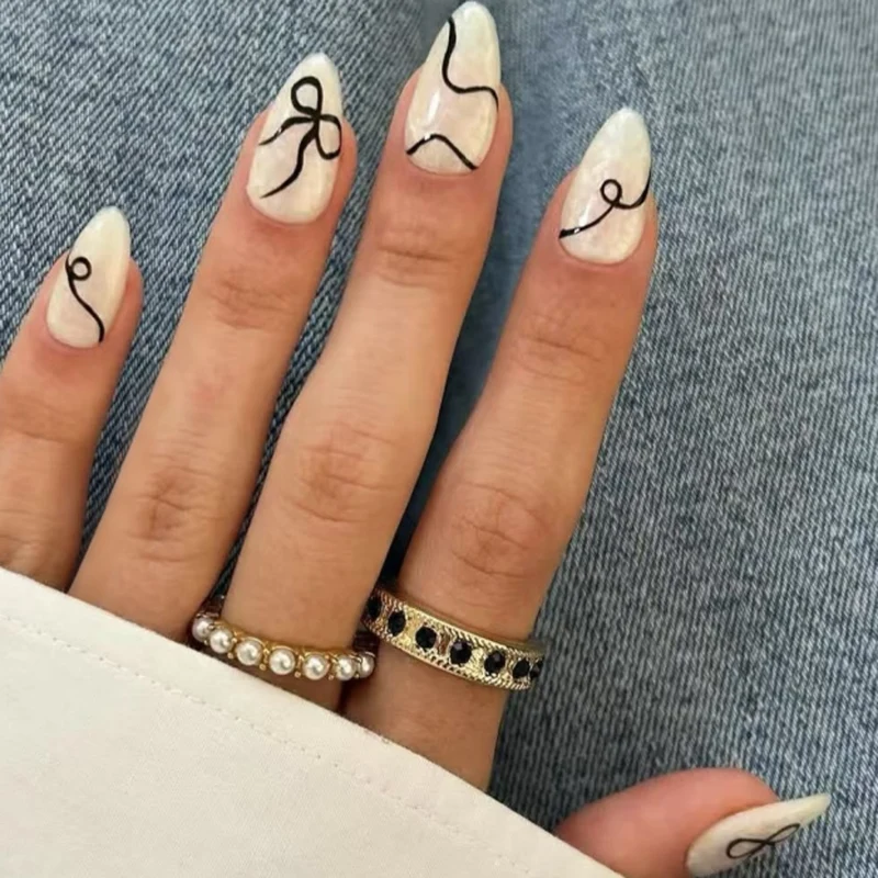 Kunstvolle Stiletto-Nägel mit elegantem Design und kreativen Details Karnz