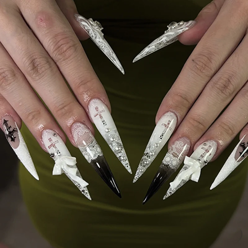 Kunstvolle Stiletto-Nägel mit einzigartigen 3D-Elementen und Glitzerakzenten Karnz