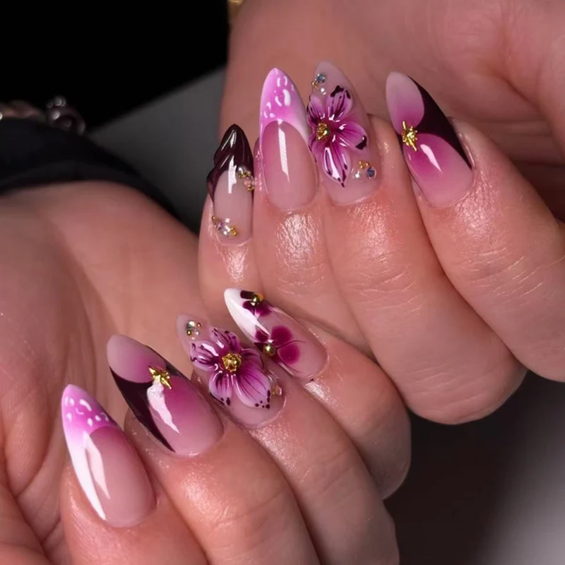 Kunstvolle Stiletto-Nägel mit blühendem Design und Glitzerakzenten Karnz
