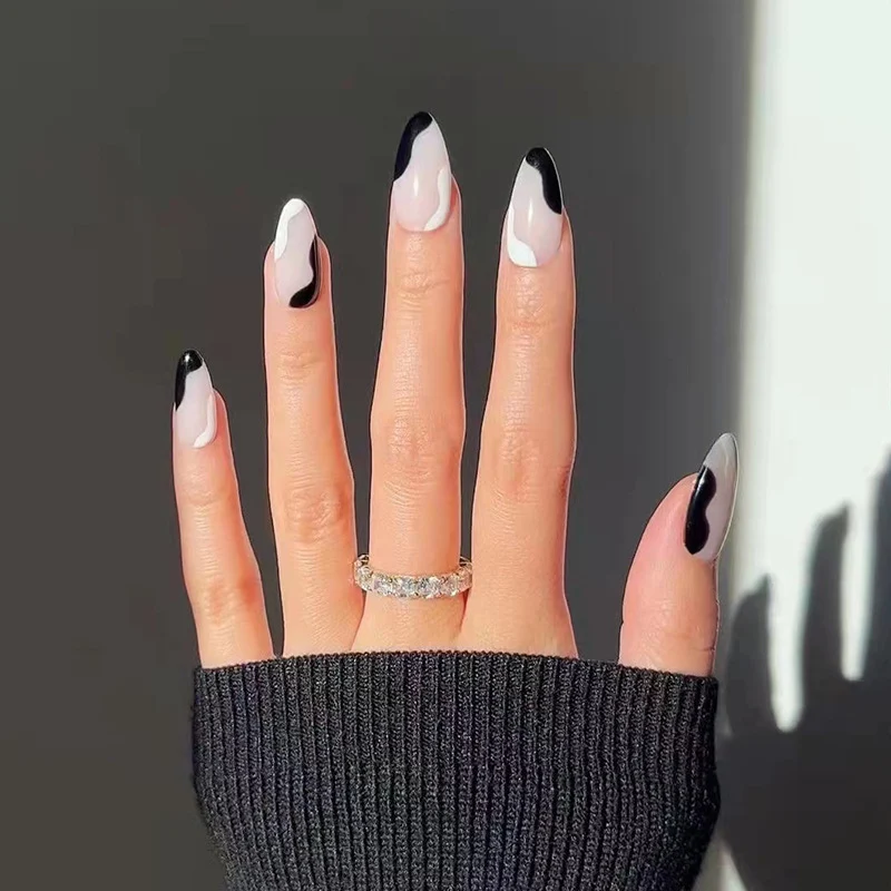 Kunstvolle Stiletto-Nägel mit abstraktem Farbdesign Karnz