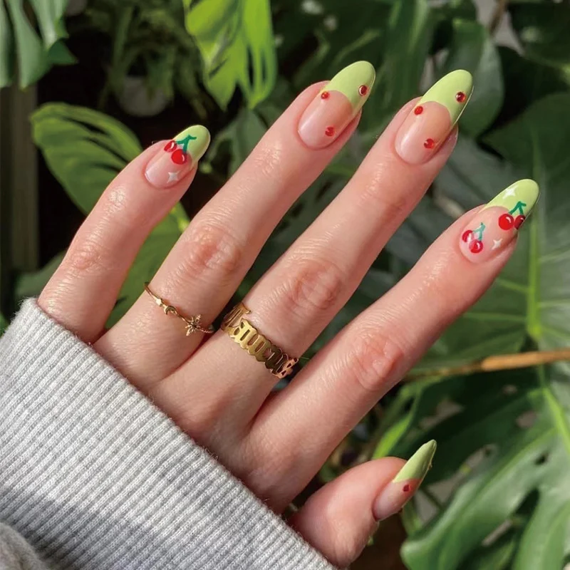 Kunstvolle Press-On Nägel mit fruchtigem Design Karnz