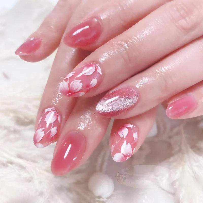 Kunstvolle Premium Nagelkunst mit floralen Akzenten Karnz