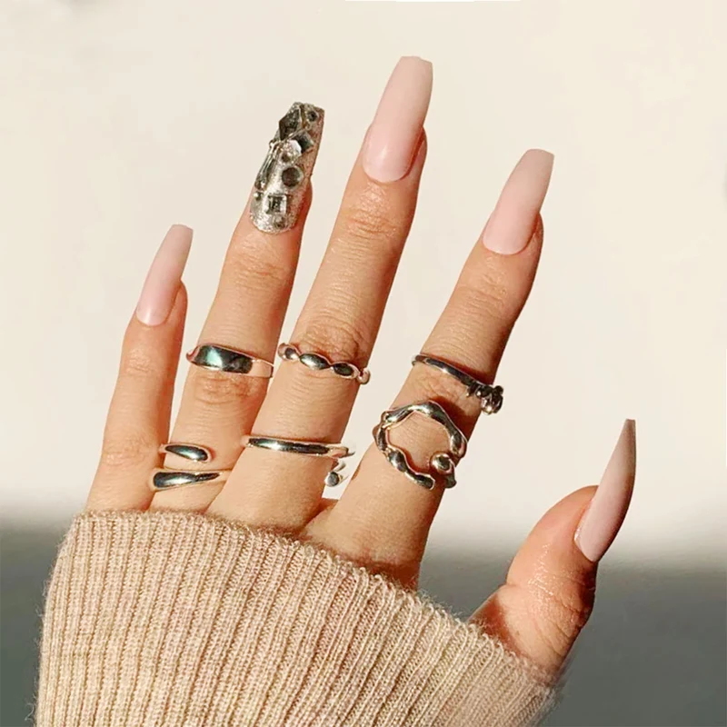 Kunstvolle Nailart mit Glitzerakzenten Karnz