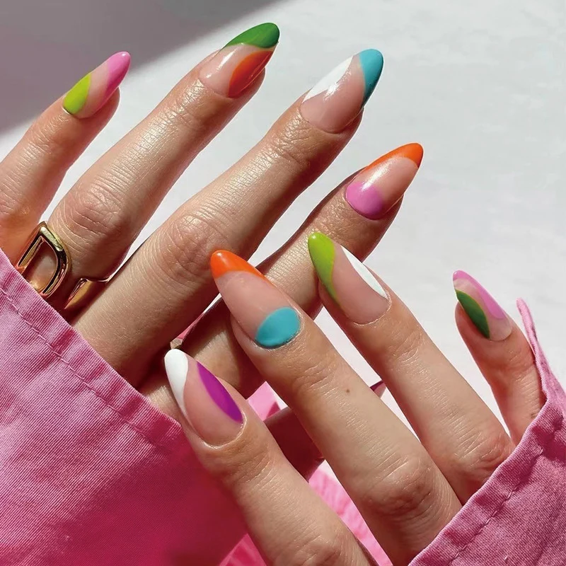 Kunstvolle Nailart mit bunten Akzenten Karnz