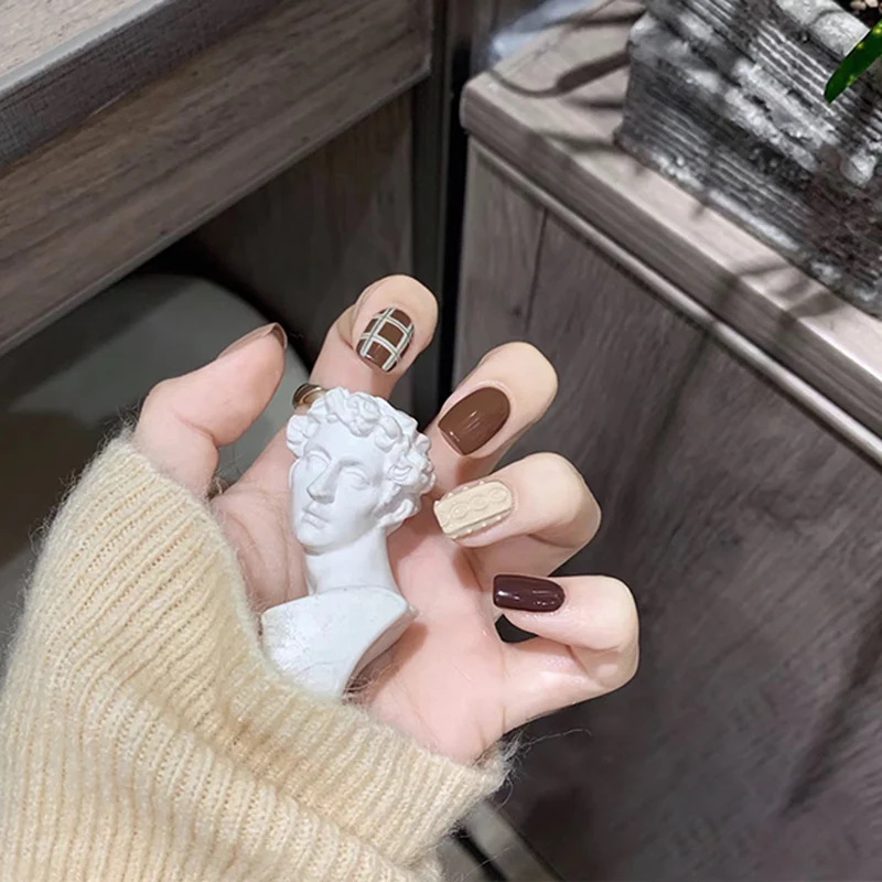 Kunstvolle Nailart Karnz