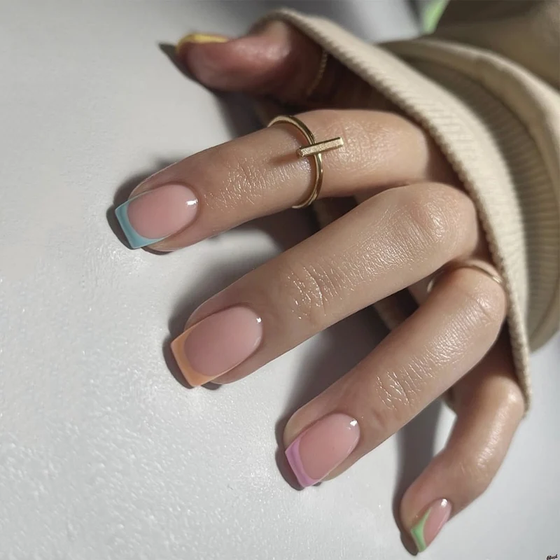 Kunstvolle Nagelverzierung mit zartem Gradient und eleganten Spitzen Karnz