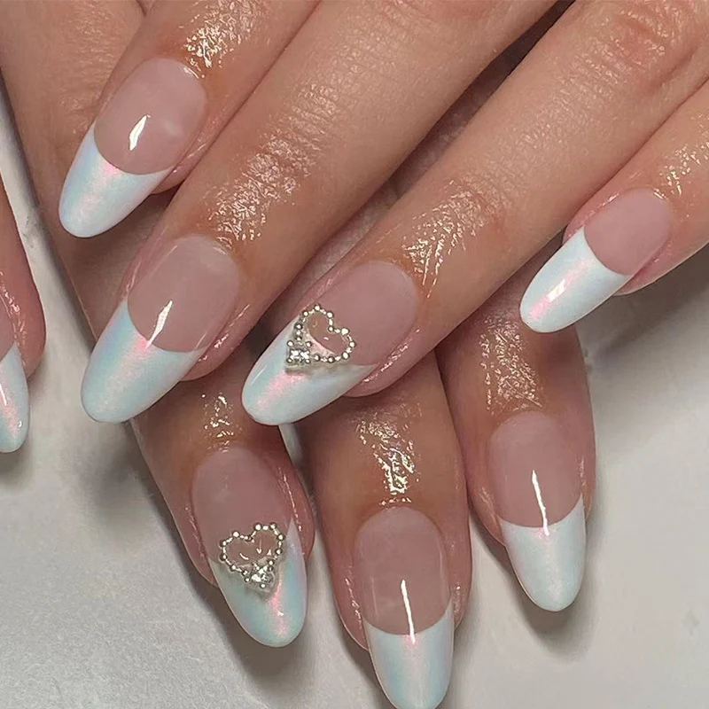 Kunstvolle Nagelverzierung mit Herzen Karnz