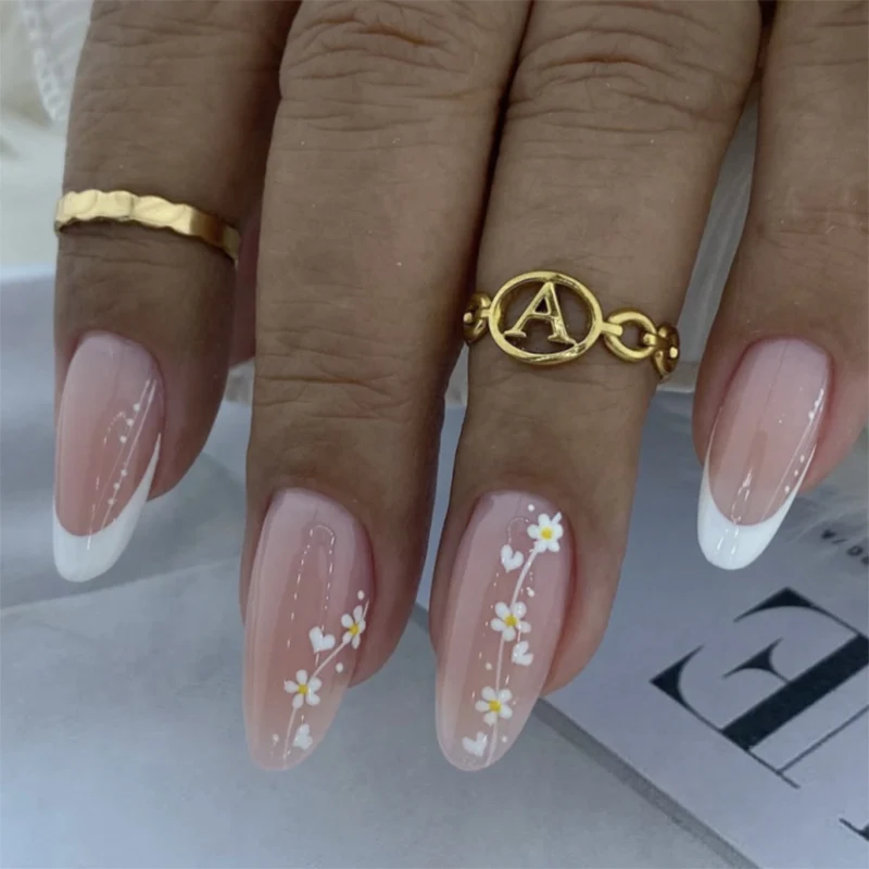Kunstvolle Nagelverlängerungen mit zarten Blumenmustern Karnz