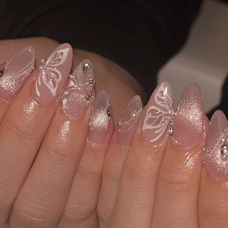 Kunstvolle Nagelverlängerungen mit zarten Blumen- und Glitzerakzenten Karnz