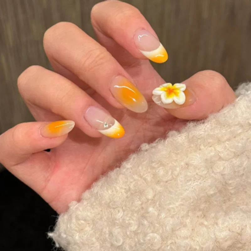 Kunstvolle Nagelverlängerungen mit zartem Ombre-Effekt und floralen Akzenten Karnz