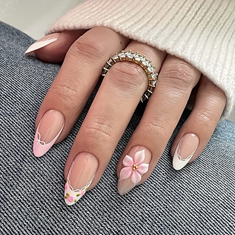 Kunstvolle Nagelverlängerungen mit zartem Blumenmuster und eleganten Akzenten Karnz