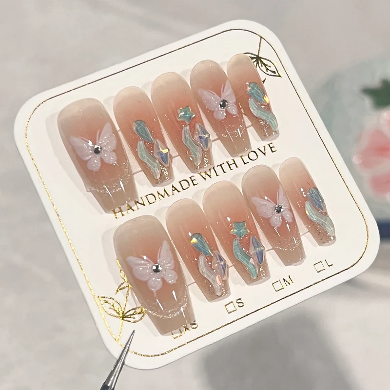 Kunstvolle Nagelverlängerungen mit zartem Blumendesign Karnz
