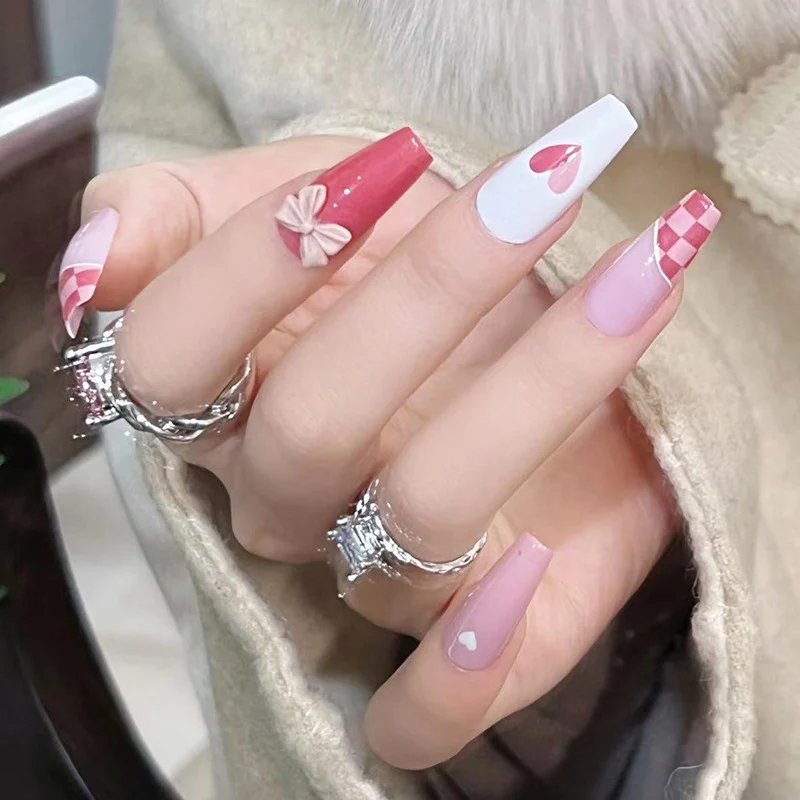 Kunstvolle Nagelverlängerungen mit verspielten Designs und romantischen Akzenten Karnz