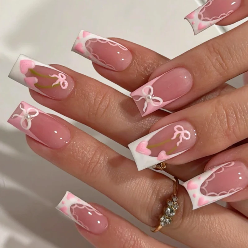 Kunstvolle Nagelverlängerungen mit verspieltem Floraldesign Karnz