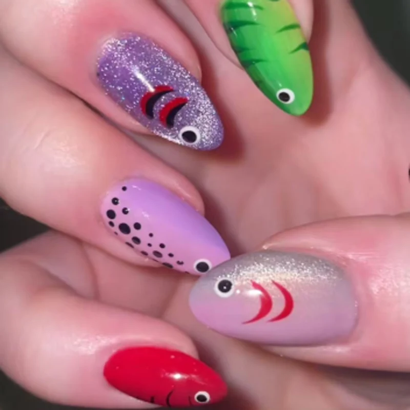 Kunstvolle Nagelverlängerungen mit verspieltem Fischdesign Karnz