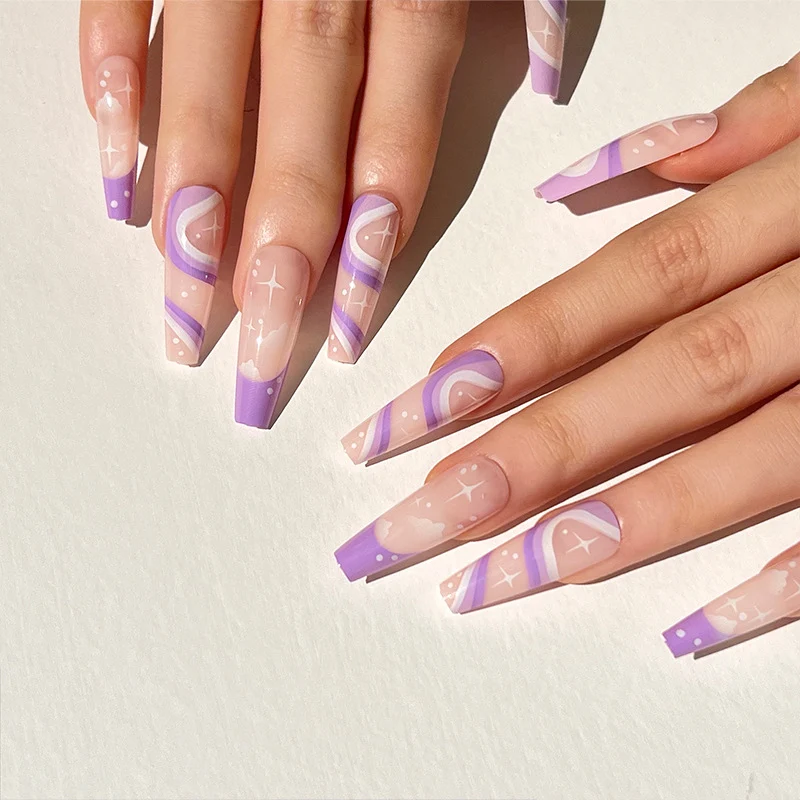 Kunstvolle Nagelverlängerungen mit trendigem Ombre-Design Karnz