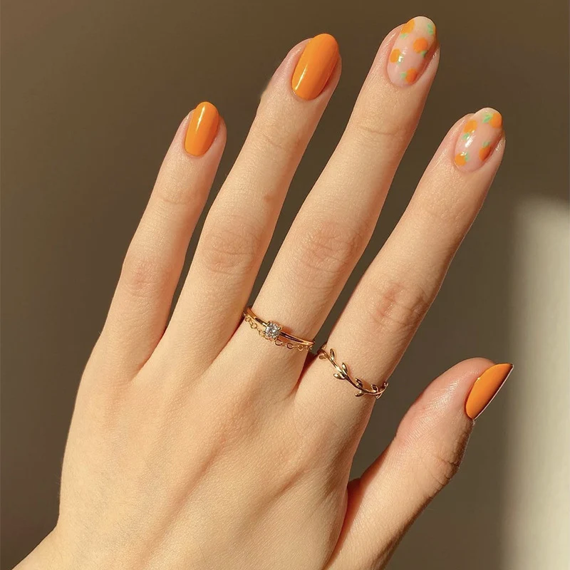 Künstlerische Nageldekoration Karnz