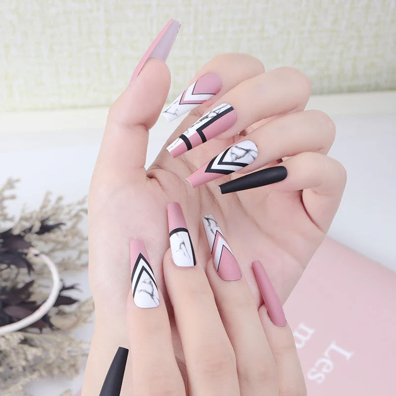 Künstlerisches Langes Stiletto Press-On Nails Set mit Geometrischen Mustern Karnz