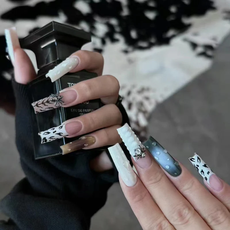 Künstlerisches Langes Stiletto Press-On Nagelset mit einzigartigen Mustern Karnz